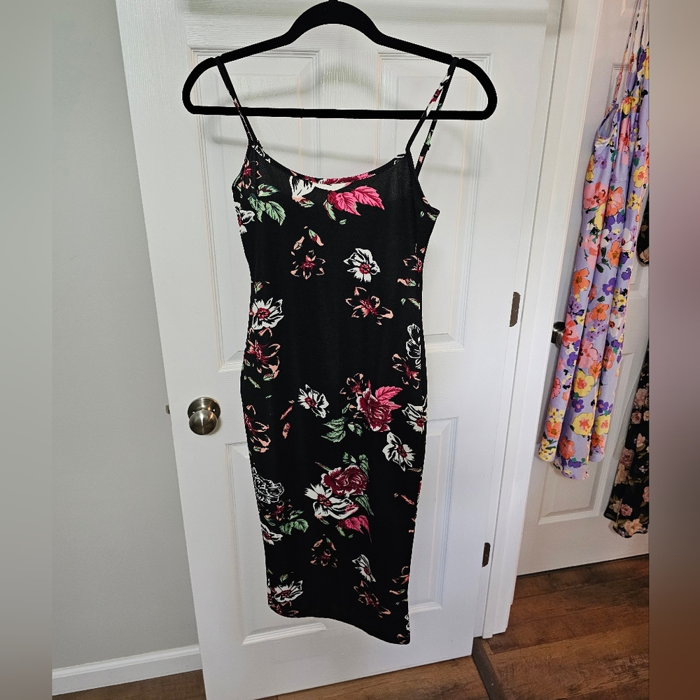 BRAND NEW BLACK FLORAL DRESS - SMALL